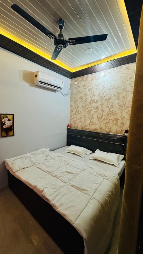 Bed, Photo of the whole room, Bedroom, air conditioner