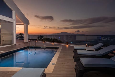 Natural landscape, View (from property/room), Balcony/Terrace, Mountain view, Pool view, Swimming pool, Sunrise, Sunset, sunbed