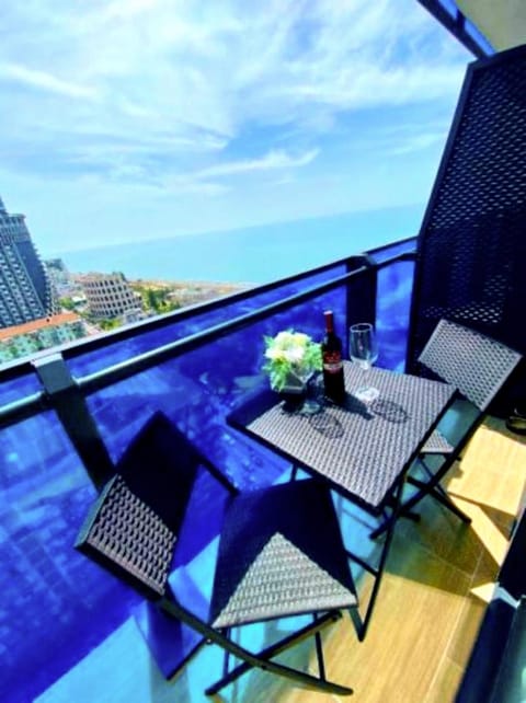 Patio, Day, Natural landscape, View (from property/room), Balcony/Terrace, Living room, Food and drinks, Seating area, Dining area, Pool view, Sea view, Swimming pool, Drinks, sunbed