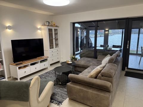 Communal lounge/ TV room, TV and multimedia, Living room, Seating area, Evening entertainment