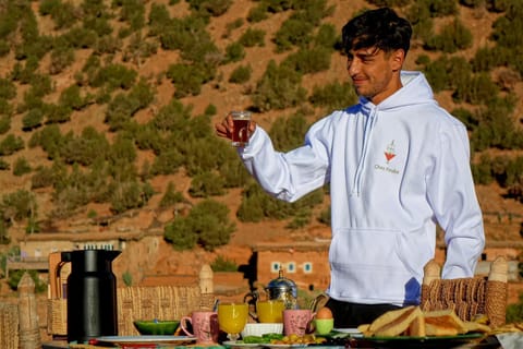 Day, Natural landscape, Food and drinks, group of guests