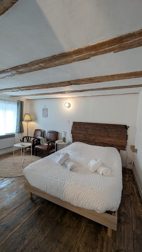 Bed, Living room, Photo of the whole room, Bedroom, towels