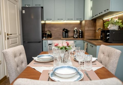Kitchen or kitchenette, Living room, Seating area, Dining area, oven, stove
