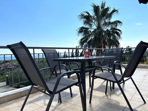 Natural landscape, View (from property/room), Balcony/Terrace, Seating area, Sea view, sunbed
