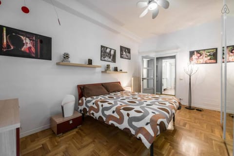 Photo of the whole room, Bedroom