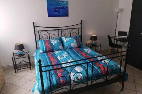 Bed, Photo of the whole room, Seating area, Bedroom