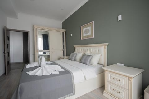 Bed, TV and multimedia, Photo of the whole room, Bedroom, towels