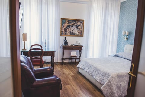 Coffee/tea facilities, Living room, Seating area, Dining area, Bedroom