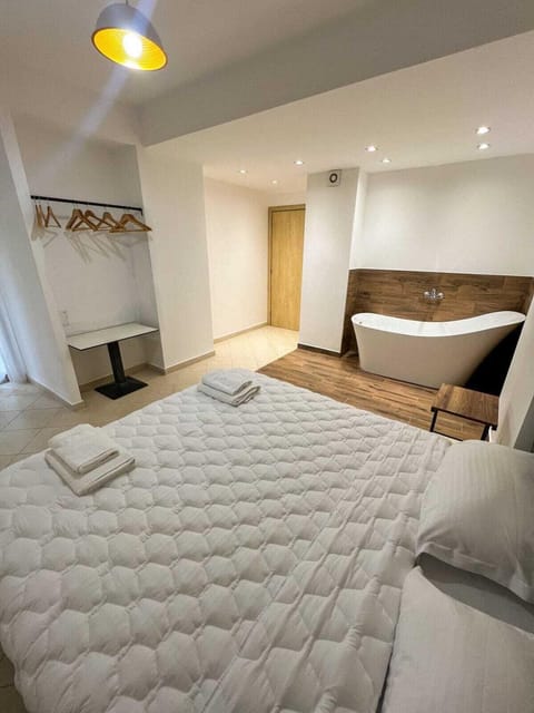 Bed, Photo of the whole room, Bedroom, Bath