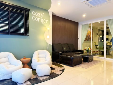 TV and multimedia, Living room, Seating area, internet, internet