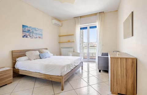 Bed, TV and multimedia, Photo of the whole room, Bedroom, hair dresser, air conditioner