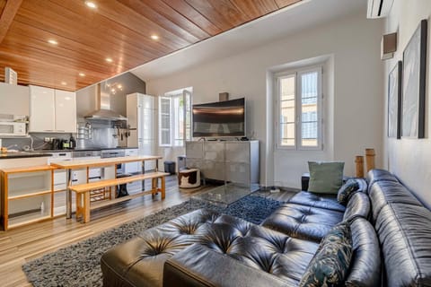 Kitchen or kitchenette, Living room, Dining area, stove