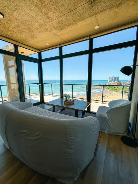 Natural landscape, View (from property/room), Balcony/Terrace, Living room, Photo of the whole room, Seating area, Beach, Sea view