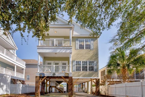 Property building, Day, Balcony/Terrace