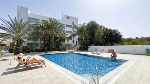 Property building, Day, People, Pool view, Swimming pool, group of guests, sunbed