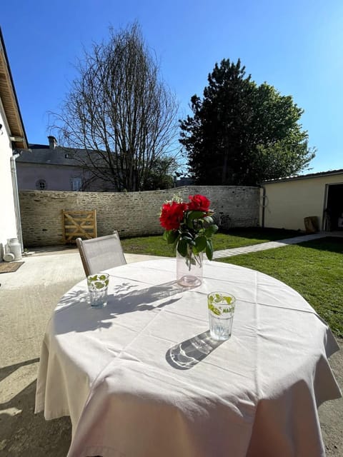 Patio, Day, Garden, Dining area, Garden view