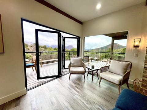 Patio, Natural landscape, View (from property/room), Balcony/Terrace, Living room, Seating area, Dining area, Mountain view