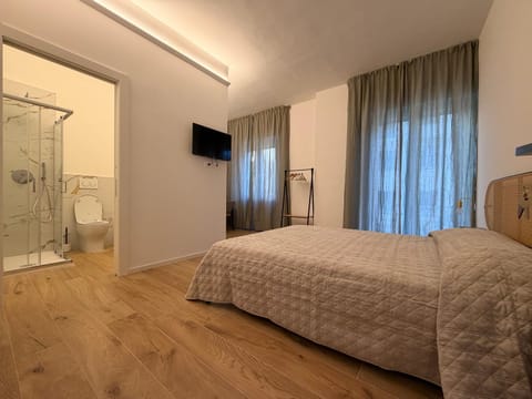Shower, Bed, Bathroom, TV and multimedia, Photo of the whole room, Bedroom