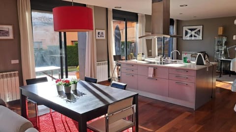 Kitchen or kitchenette, Dining area, oven
