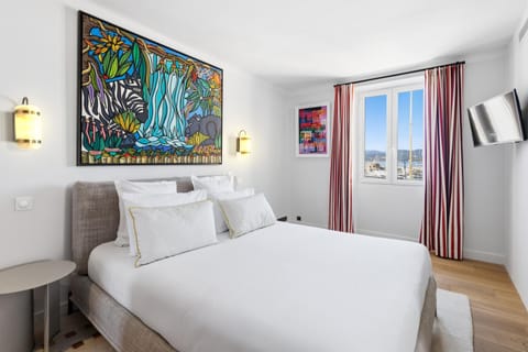 Bed, TV and multimedia, Photo of the whole room, Decorative detail, Bedroom