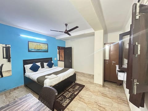 Bed, TV and multimedia, Photo of the whole room, Bedroom, fireplace, wardrobe, air conditioner