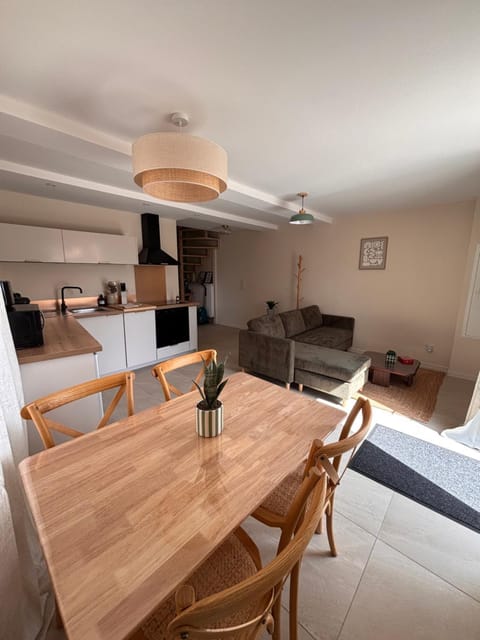 Kitchen or kitchenette, Dining area, oven