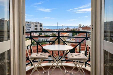 View (from property/room), Balcony/Terrace, Living room, City view, Garden view, Landmark view, River view, Quiet street view
