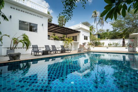 Property building, Patio, Day, Swimming pool, Swimming pool, sunbed