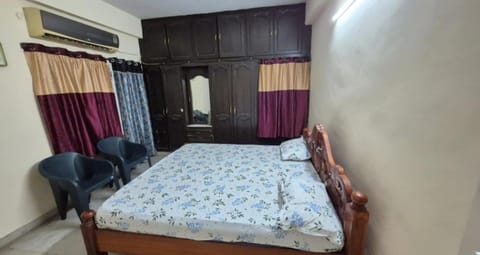 Photo of the whole room, Bedroom