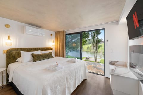 Bed, TV and multimedia, Photo of the whole room, Bedroom, air conditioner