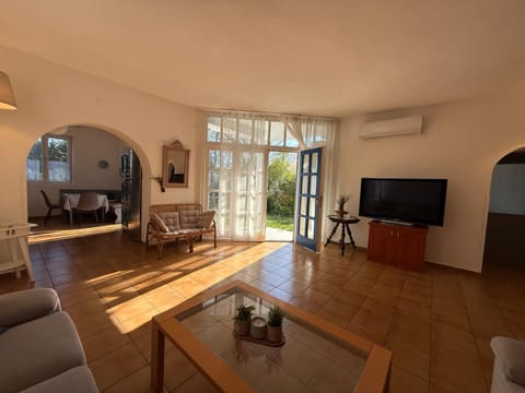 Communal lounge/ TV room, TV and multimedia, Living room, air conditioner