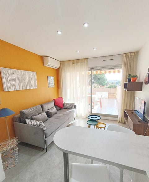 TV and multimedia, Living room, Seating area, Dining area, air conditioner