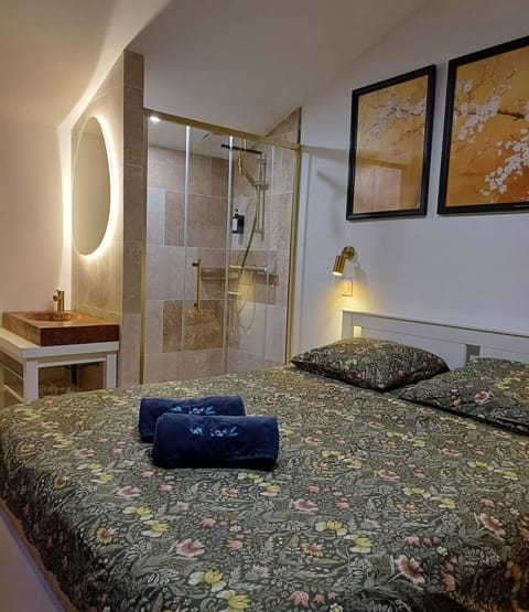 Bed, Bathroom, Bedroom, towels