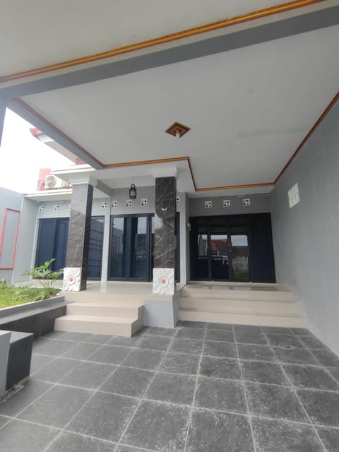 Property building, Facade/entrance, Day