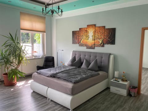 Bed, Living room, Photo of the whole room, Seating area, Bedroom