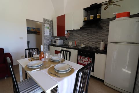 Kitchen or kitchenette, Dining area, oven, stove