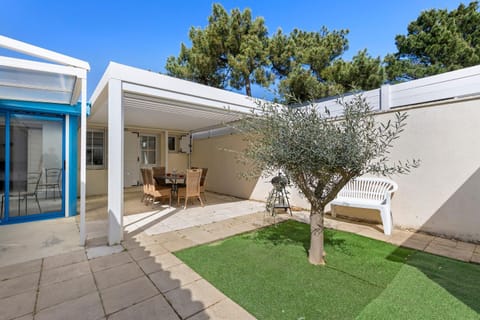 Property building, Balcony/Terrace, Living room