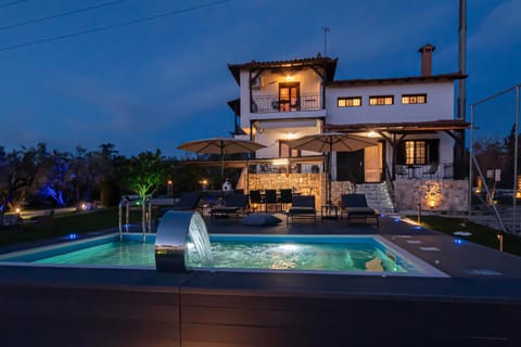 Property building, Swimming pool, sunbed