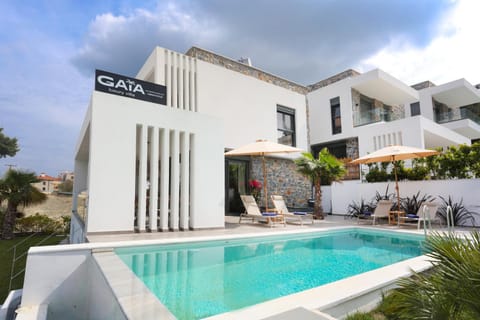 Patio, Pool view, Swimming pool, sunbed