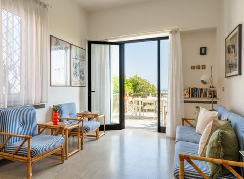 View (from property/room), Balcony/Terrace, Living room, Seating area