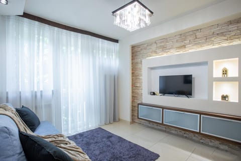 Communal lounge/ TV room, TV and multimedia, Living room, Seating area, Evening entertainment