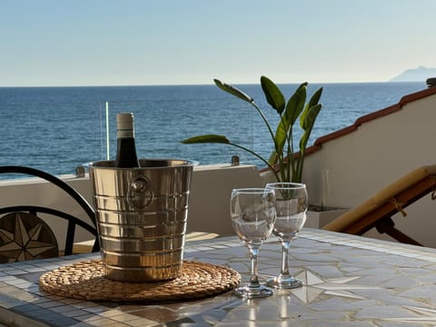 Day, Natural landscape, View (from property/room), Balcony/Terrace, Food and drinks, Dining area, Sea view, Drinks
