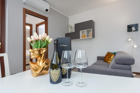 Bed, Kitchen or kitchenette, Living room, Photo of the whole room, Seating area, Bedroom, Alcoholic drinks