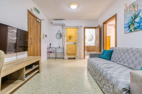 Communal lounge/ TV room, Bed, TV and multimedia, Kitchen or kitchenette, Living room, Photo of the whole room, Seating area, Dining area, Evening entertainment, Bedroom, air conditioner