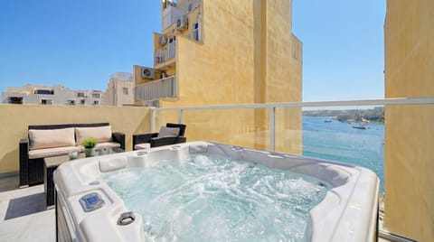 Day, Natural landscape, Hot Tub, View (from property/room), Balcony/Terrace, Beach, Pool view, Sea view, Swimming pool, Bath