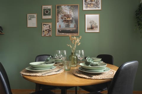 Food and drinks, Dining area, Food