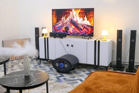 Communal lounge/ TV room, TV and multimedia, Living room, Seating area, Evening entertainment