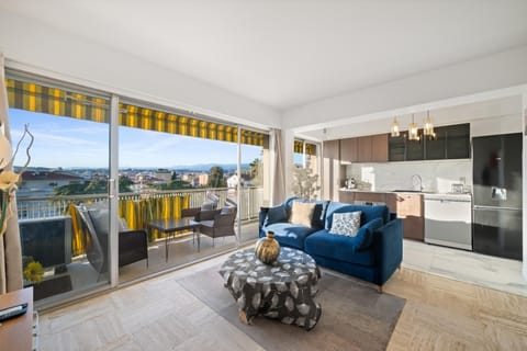 View (from property/room), Balcony/Terrace, Kitchen or kitchenette, Living room, Seating area, Dining area