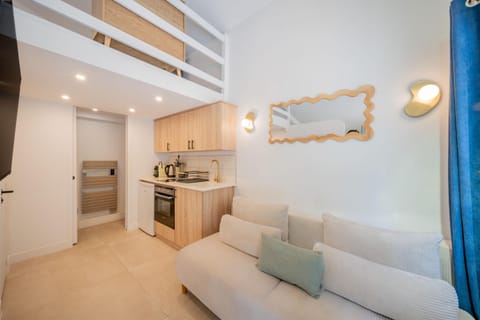 Kitchen or kitchenette, Living room