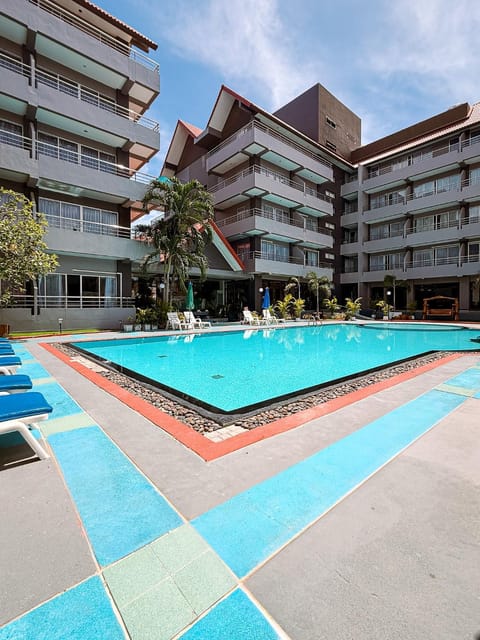 Property building, Day, Pool view, Swimming pool, Swimming pool, sunbed